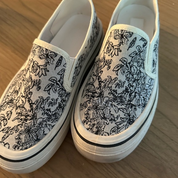 SHEIN Black and White Floral Slip-On Sneakers - Picture 2 of 9